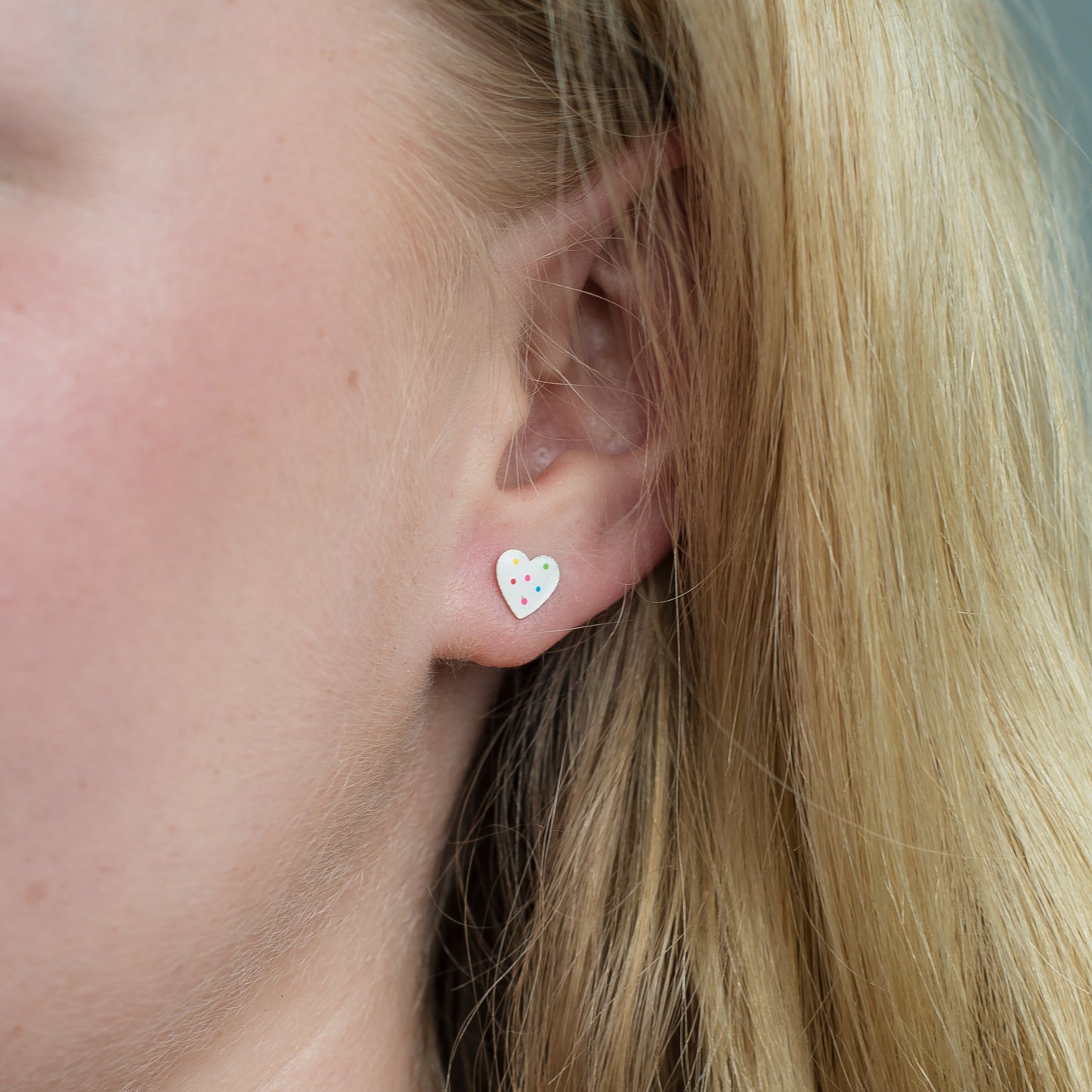 Sil polkadot enamel heart stud earrings