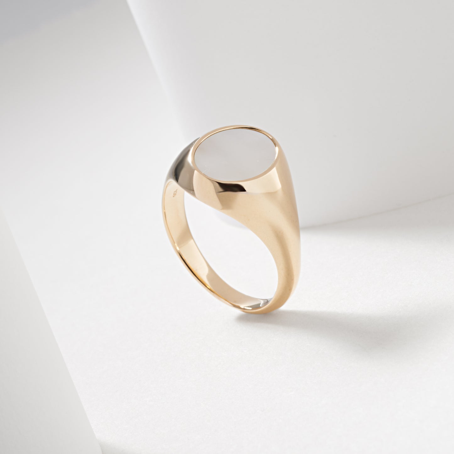 9K Yellow Gold Oval Mother Of Pearl Flat Top Dress Ring