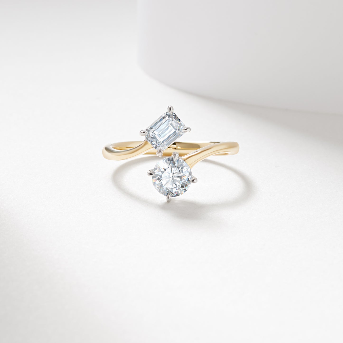 9yw 0.7ct emerald cut lab diamond and 0.8ct round lab diamond claw set toi et moi ring