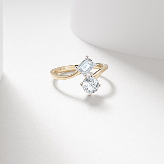 9yw 0.7ct emerald cut lab diamond and 0.8ct round lab diamond claw set toi et moi ring