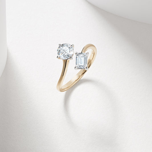 9yw 0.7ct emerald cut lab diamond and 0.8ct round lab diamond claw set toi et moi ring