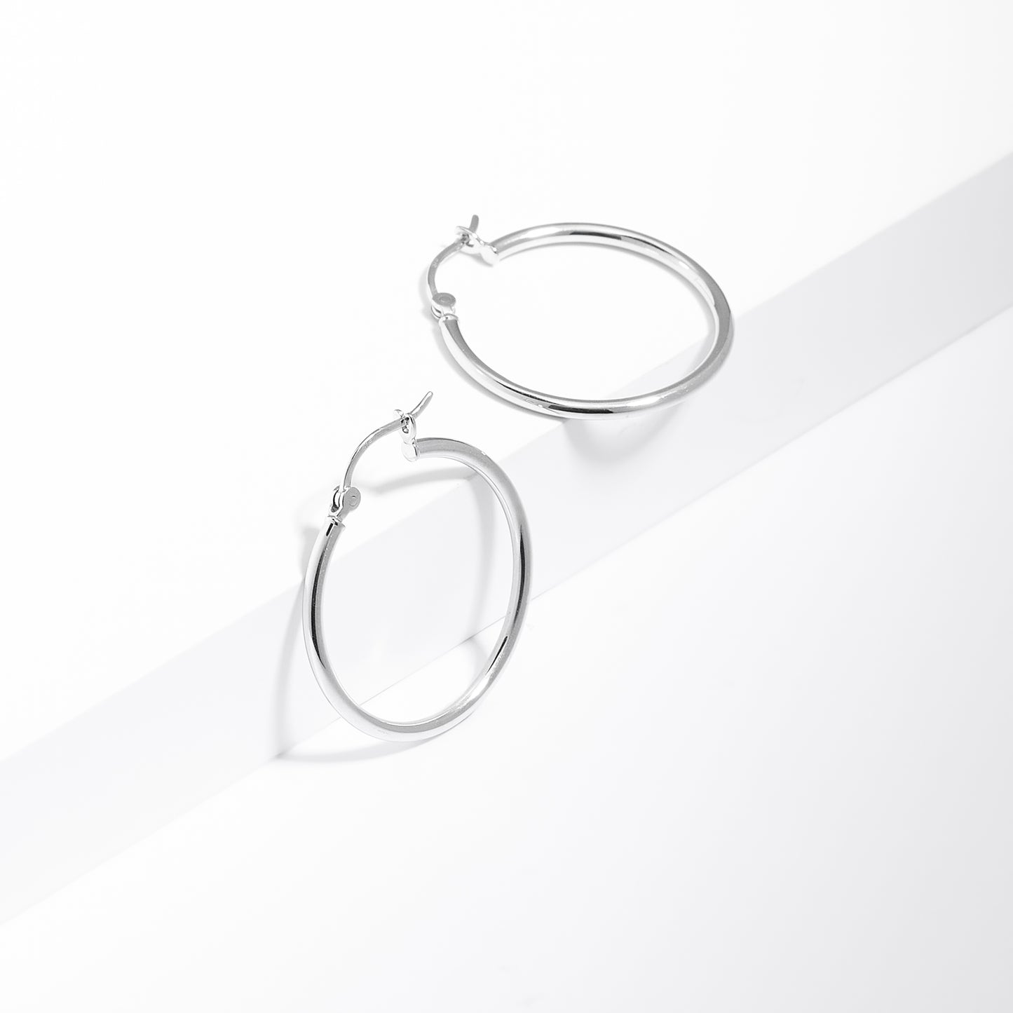 9K White Gold Round Hoop Earrings 20mm.