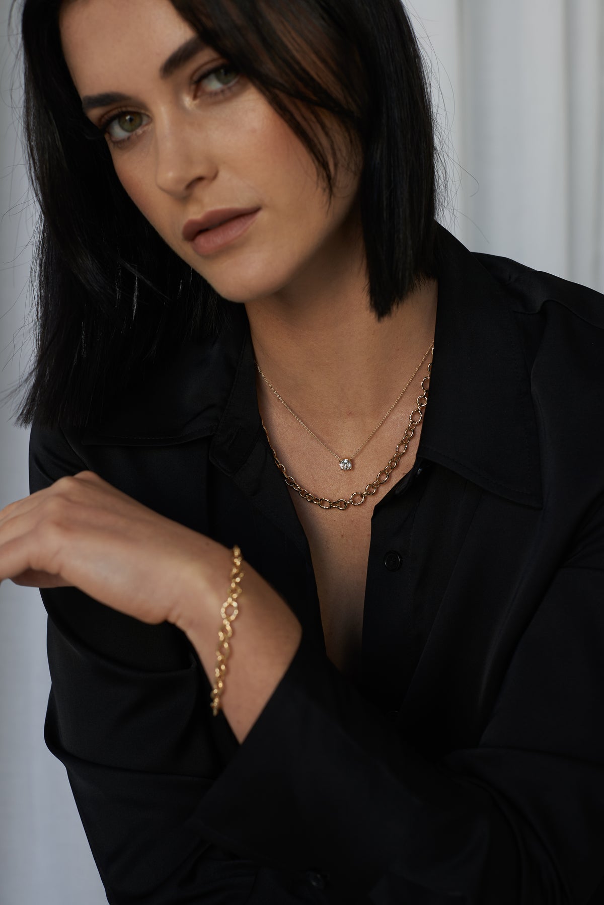 Model wearing the 9K yellow gold alternating oval and round link chain and matching bracelet