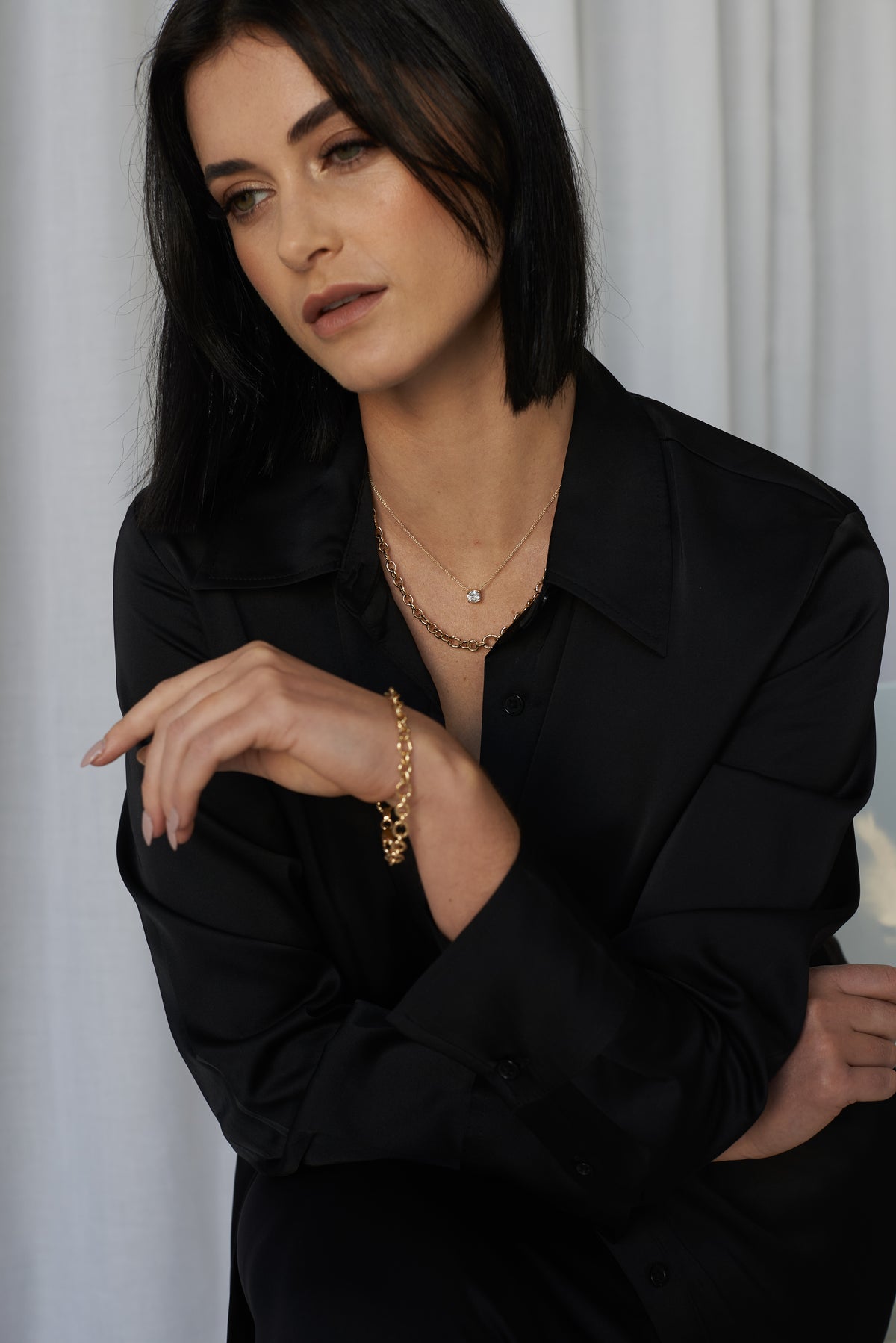 Model wearing the 9K yellow gold alternating oval and round link chain and matching bracelet