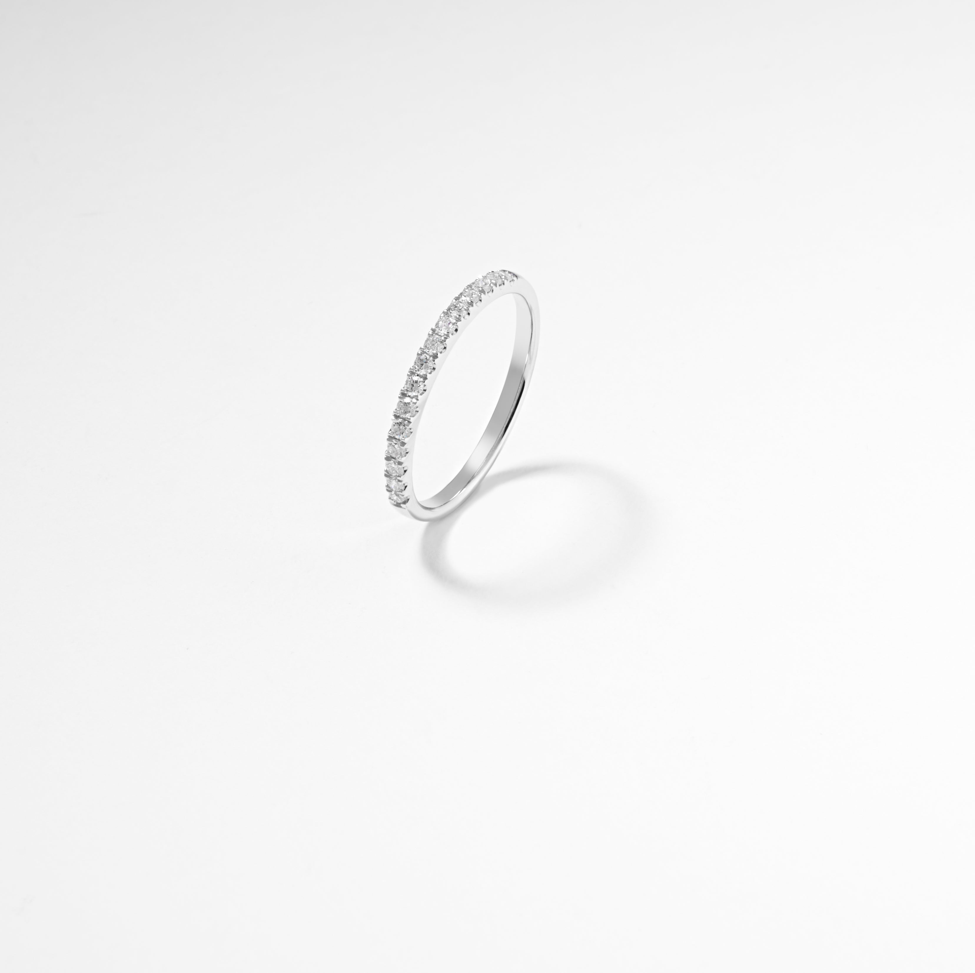 18K White Gold Round Brilliant Diamond Fine Claw Set Band