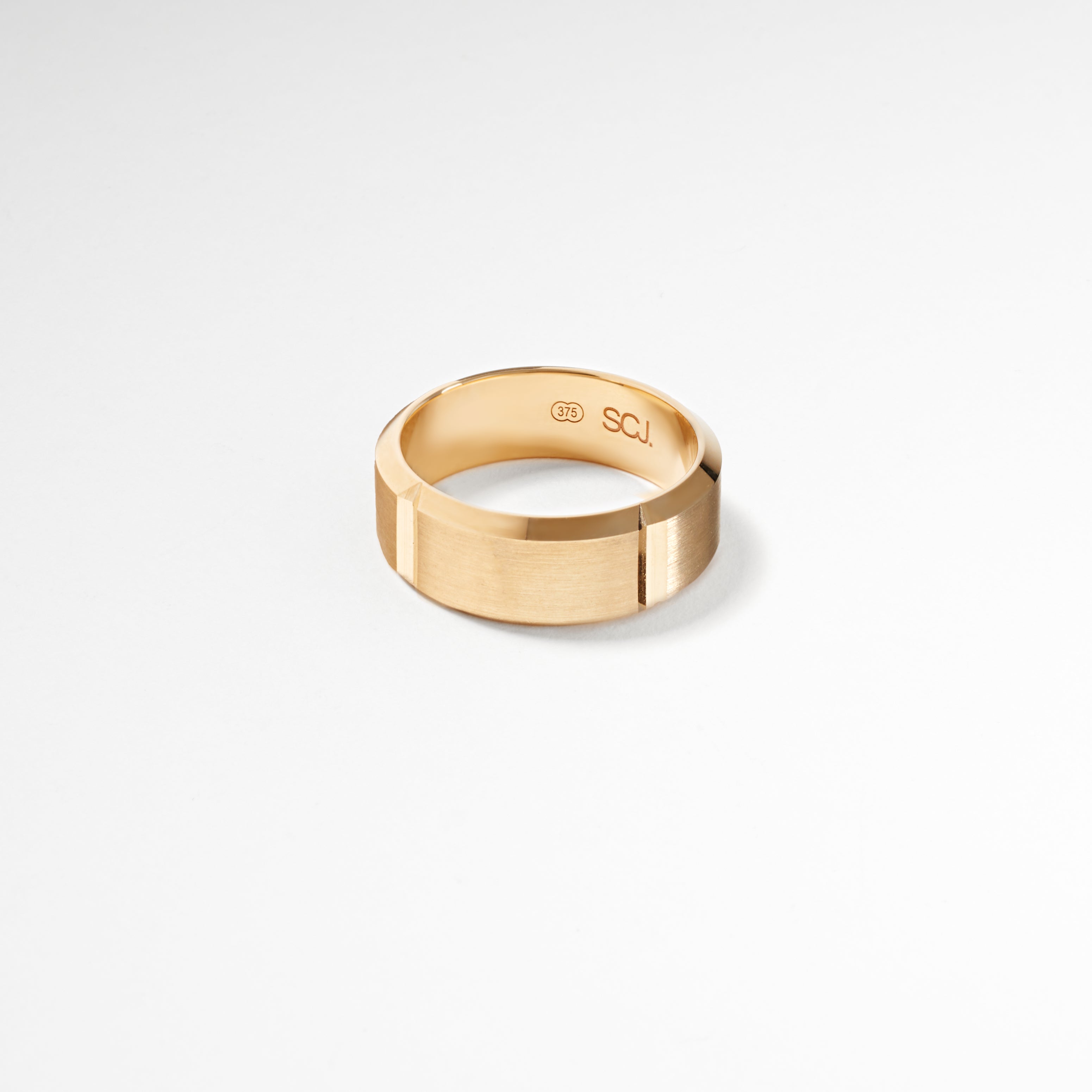9K Yellow Gold Brushed Centre With Polished Faceted Vertical Lines Beveled Edge Band Ring 7mm
