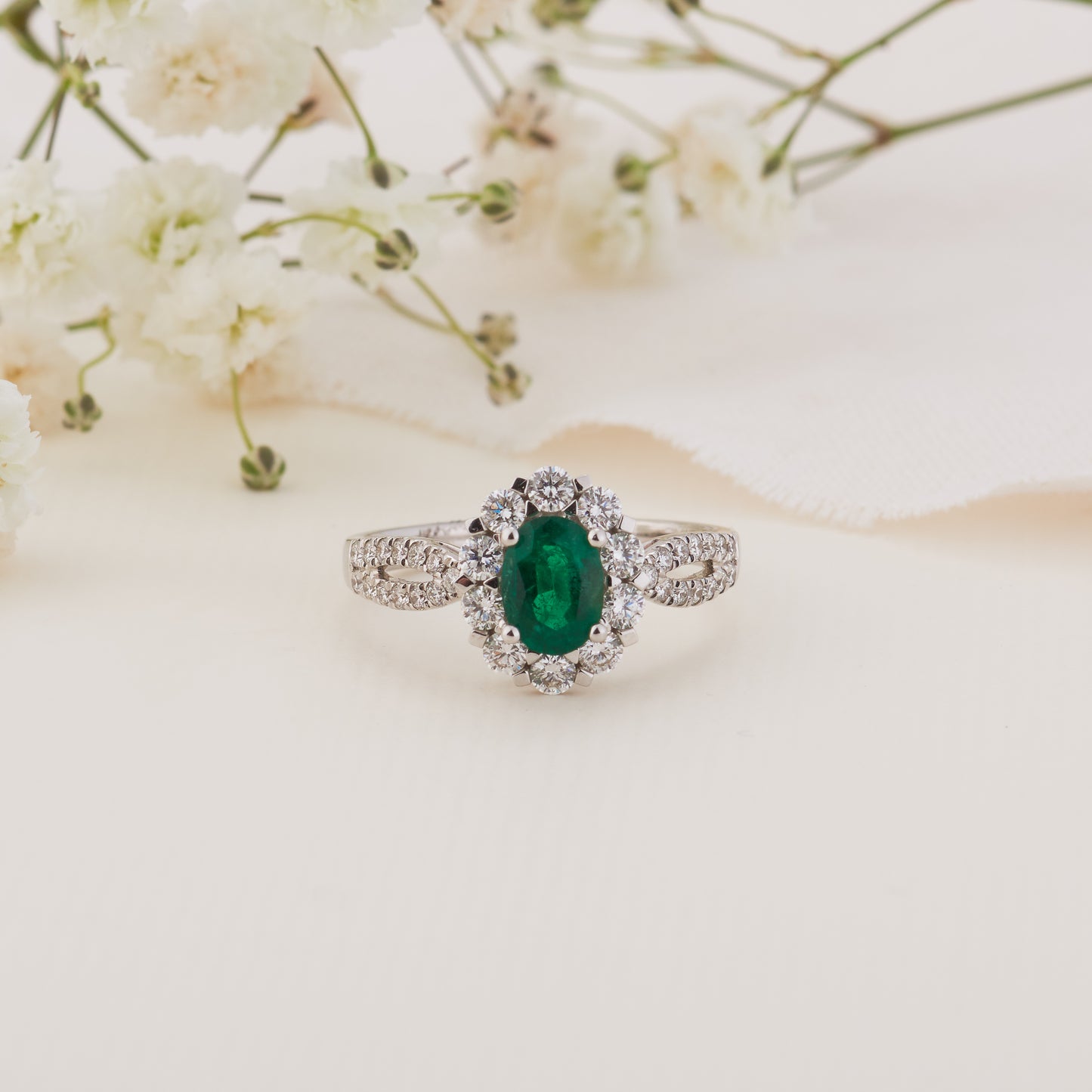 18K White Gold Oval Natural Emerald Diamond Halo Ring 0.75tdw