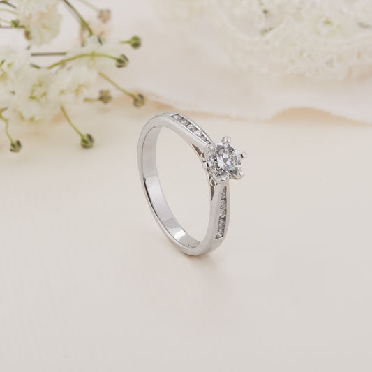 18K White Gold and Platinum 0.8ct Round Brilliant Diamond Engagement Ring 1.0tdw