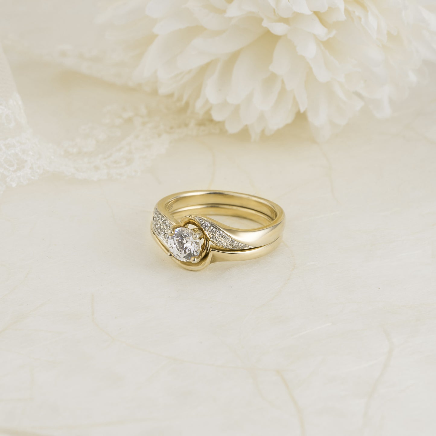 18K Yellow Gold Round Brilliant Diamond Solitaire Pave Swirl Bridal Set 0.75tdw