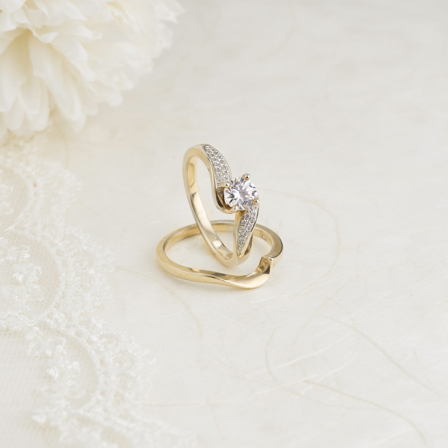 18K Yellow Gold Round Brilliant Diamond Solitaire Pave Swirl Bridal Set 0.75tdw